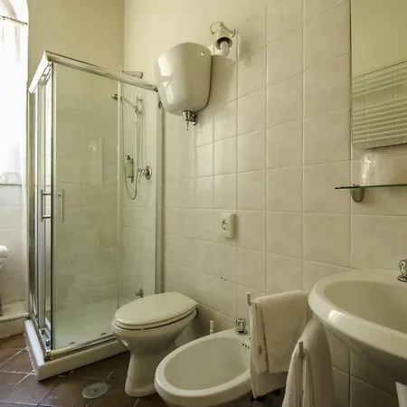 Iris Hotel 2*