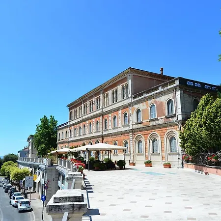 Iris Hotel 2*