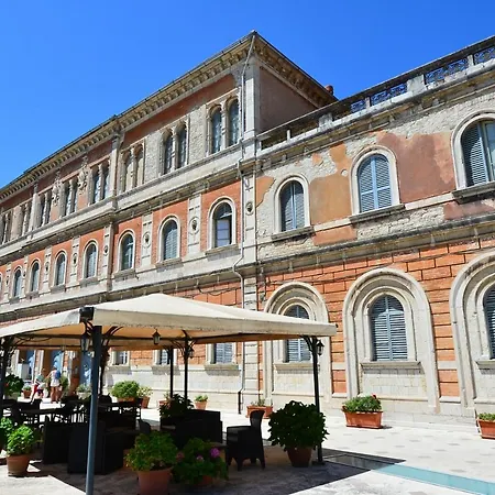 Hotel Iris