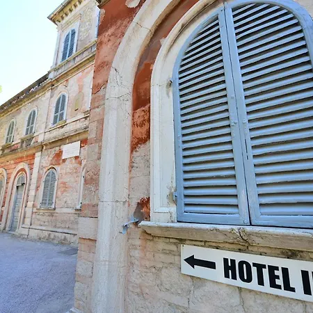 Iris Hotel