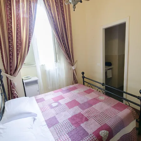 Iris Hotel 2*