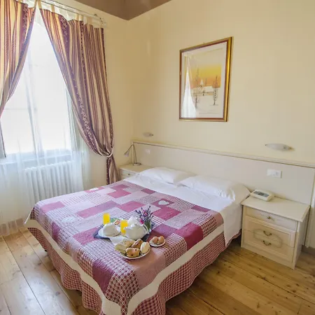 Iris Hotel 2*
